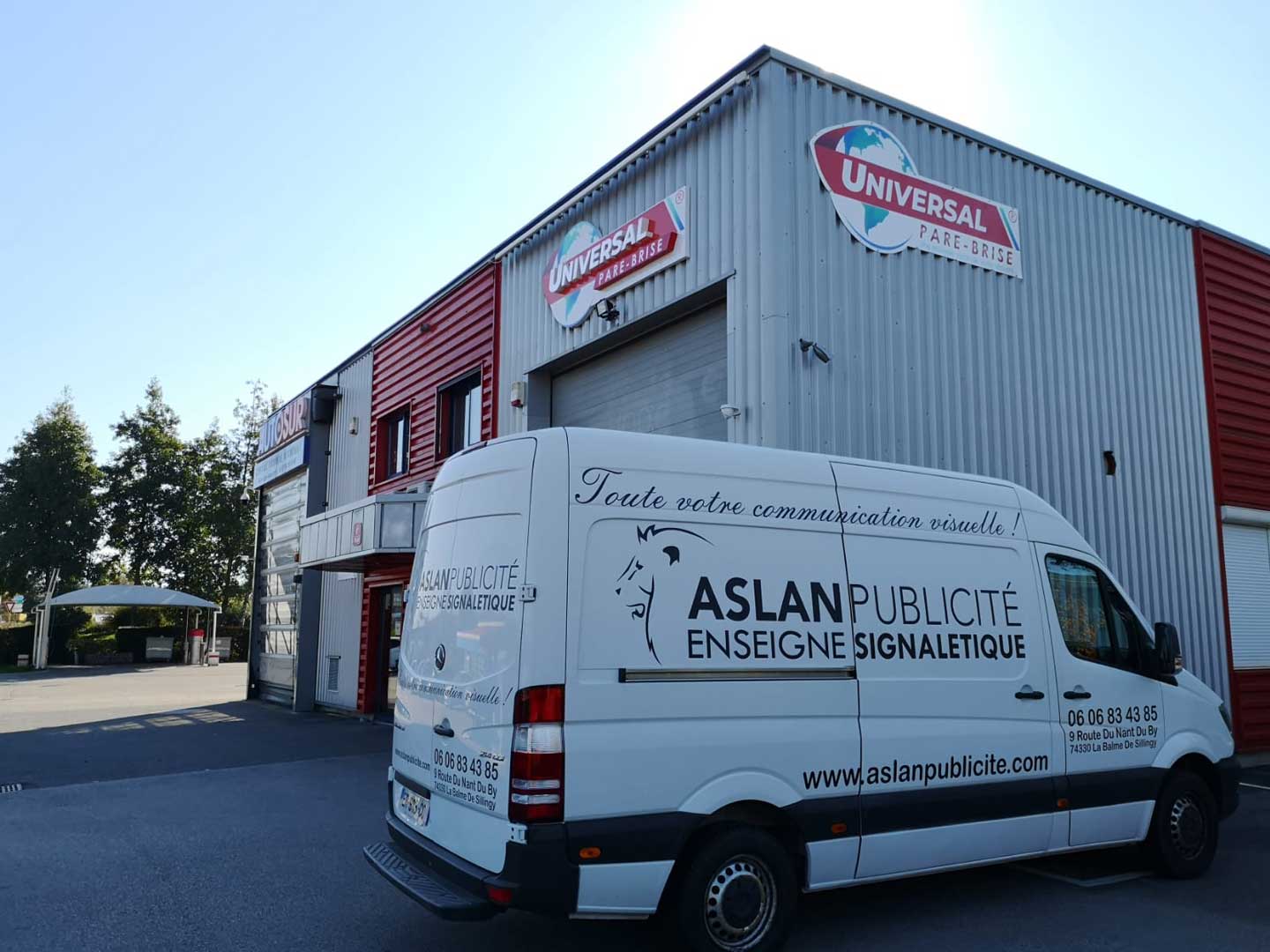 Enseigne Universal Pare brise et camion floqué Aslan Publicité